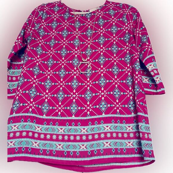 Like new! Boutique Everly adorable patterned flowy keyhole back top! - Picture 4 of 13